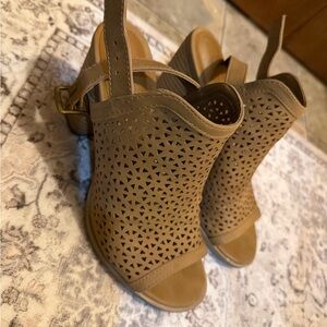 Universal Thread Brown Cutout Heels